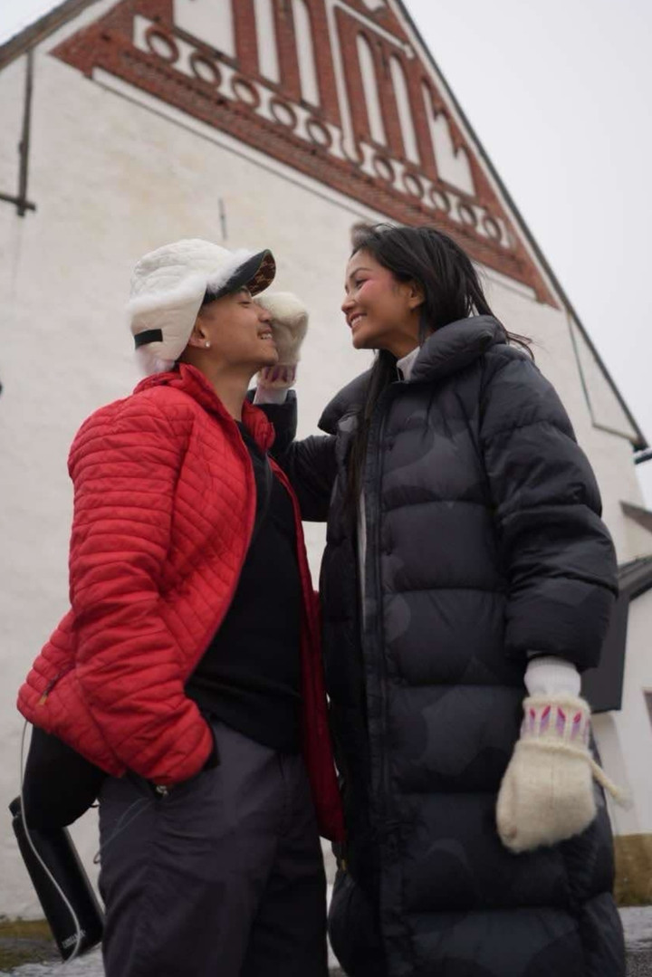 Cả hai nhận được nhiều lời chúc phúc từ khán giả, đồng nghiệp. H’Hen Niê và Tuấn Khôi chưa chia sẻ thông tin về lễ cưới.