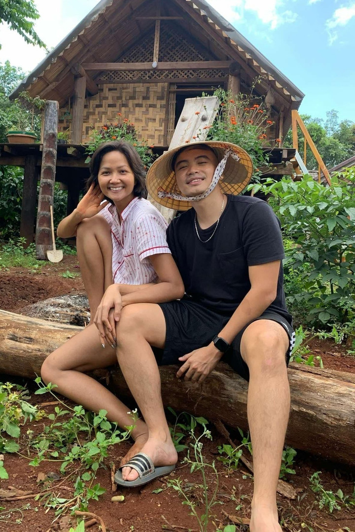 Cặp đôi đã có nhiều kỷ niệm đáng nhớ bên nhau, từ những chuyến về thăm quê Đắk Lắk bình dị của H'Hen Niê, đến những khoảnh khắc đời thường giản dị mà ấm áp.