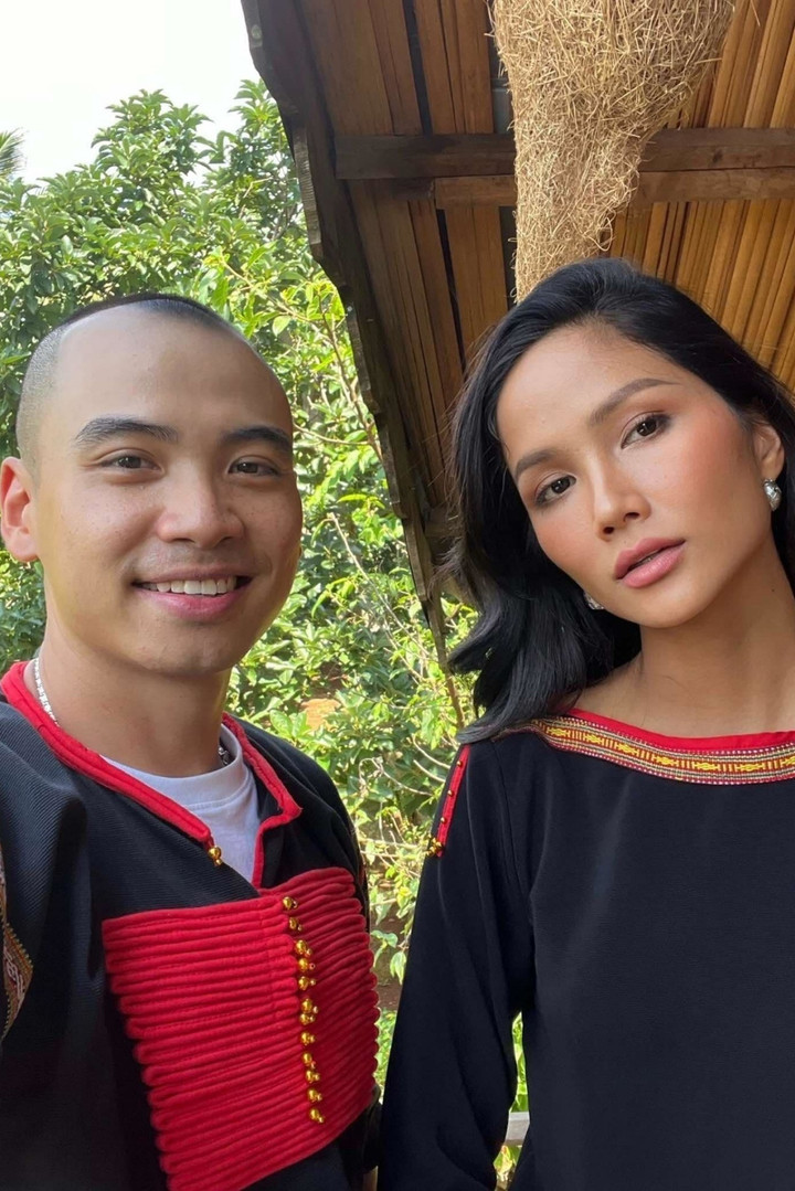 Trong một số ảnh, Tuấn Khôi gây ấn tượng khi diện trang phục truyền thống của người Ê-đê, sánh đôi cùng bạn gái.