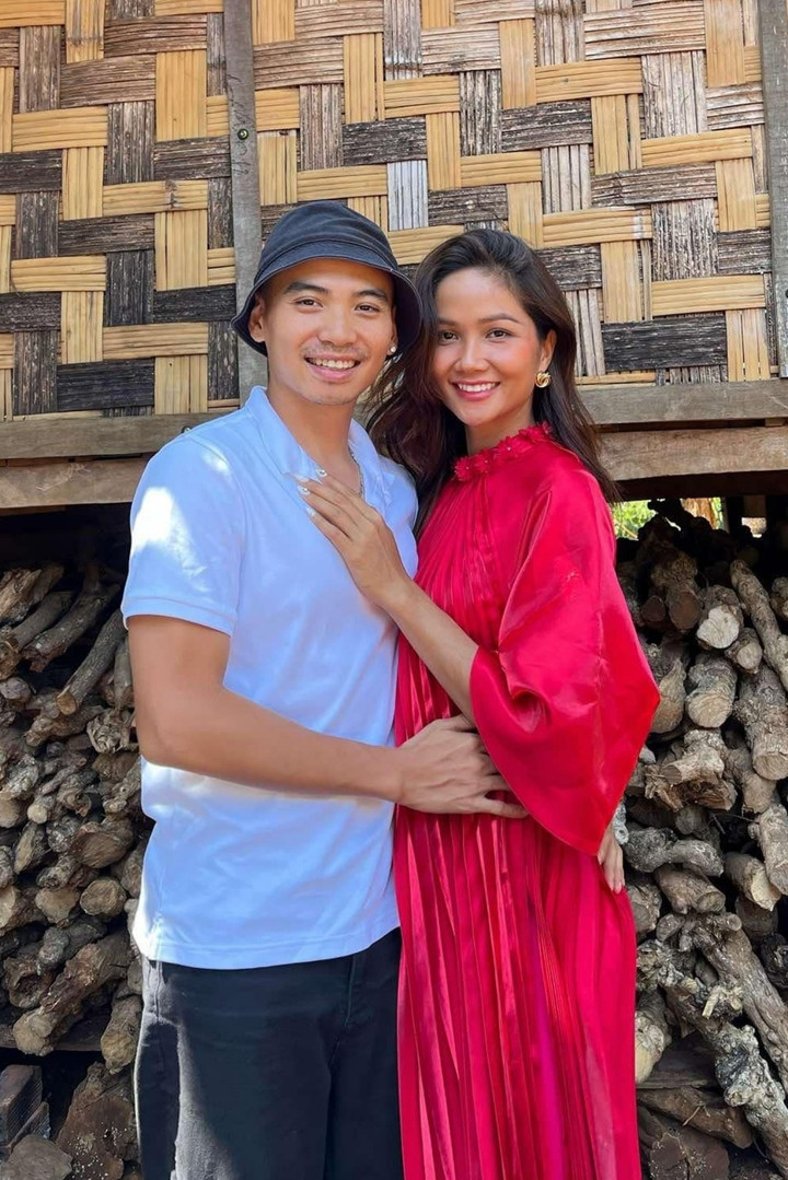 H'Hen Niê cũng tiết lộ thêm, mẹ của cô từng rất lo lắng về chuyện tình cảm của con gái cho đến khi cô giới thiệu Tuấn Khôi và xác định mối quan hệ nghiêm túc, mua nhà ổn định cuộc sống.