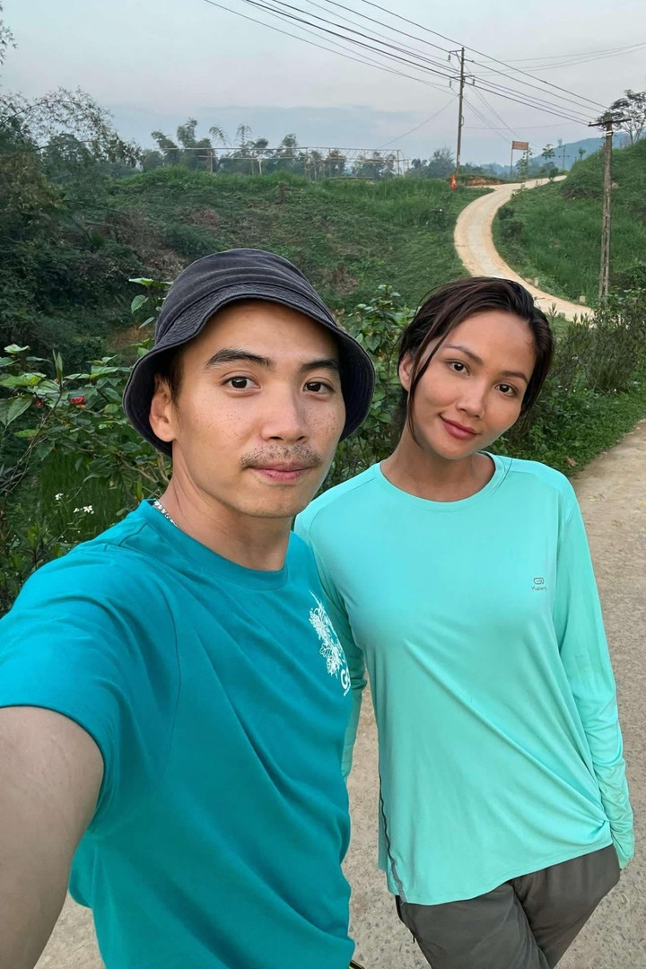 Hoa hậu Hoàn vũ Việt Nam 2017 thẳng thắn chia sẻ, về sự khác biệt trong tính cách: "Anh là người lạc quan, suy nghĩ đơn giản, trong khi tôi phức tạp hơn. Điều đó khiến cả hai hồi xưa không hợp, nhưng sau thời gian dài bên nhau, tôi hiểu tính bạn trai nên dần cởi mở, thoải mái hơn".