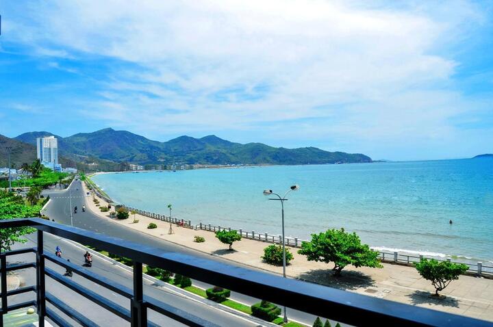 Bãi Tiên là một địa điểm tham quan khiến bao du khách trầm trồ trước khung cảnh thiên nhiên tựa như chốn bồng lai tiên cảnh.