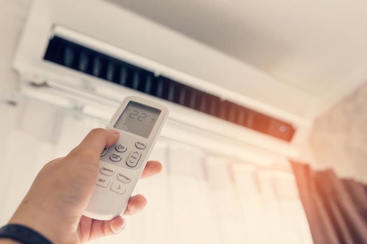 Bật điều hòa ở chế độ dry giúp nhà khô ráo. (Ảnh minh họa)