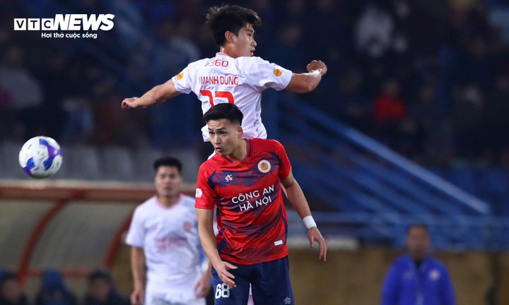 CLB Công an Hà Nội (áo đỏ) chơi chủ động hơn. (Ảnh: Kim Chi)