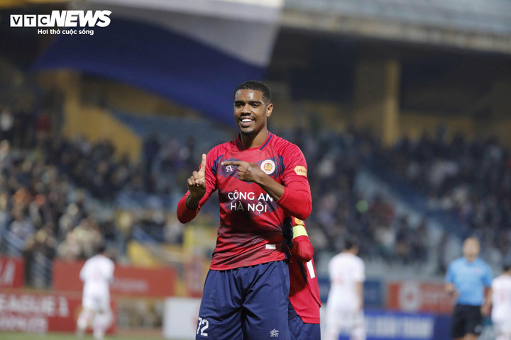 Alan ghi bàn duy nhất trong hiệp 1. (Ảnh: Kim Chi)