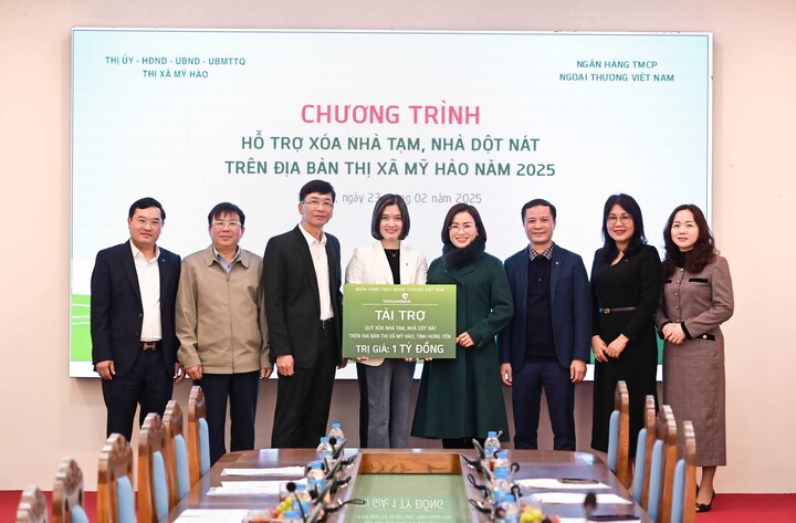 Vietcombank trao tài trợ 1 tỷ đồng cho Quỹ xóa nhà tạm, nhà dột nát tại Hưng Yên - 4