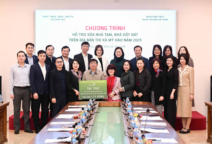 Đại diện Ban lãnh đạo Vietcombank và đại diện Thị ủy, UBND thị xã Mỹ Hào chụp ảnh lưu niệm tại chương trình.