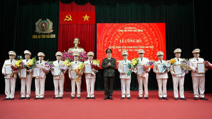 Đại tá Vũ Hồng Quang, Giám đốc Công an tỉnh Cao Bằng, trao quyết định nghỉ công tác hưởng chế độ hưu trí cho 24 lãnh đạo cấp Phòng và cấp huyện. (Ảnh: Hoàng Tiến)