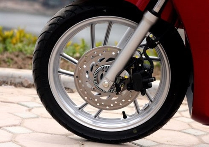 Bánh xe bị rung lắc do áp suất lốp không đảm bảo. (Ảnh minh họa)