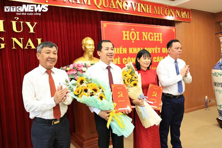 Chủ tịch UBND tỉnh Võ Tấn Đức và Phó Bí thư thường trực Tỉnh ủy Hồ Thanh Sơn trao quyết định của Ban Thường vụ Tỉnh ủy cho các cán bộ được bổ nhiệm làm Phó trưởng Ban Tuyên giáo và Dân vận Tỉnh ủy.