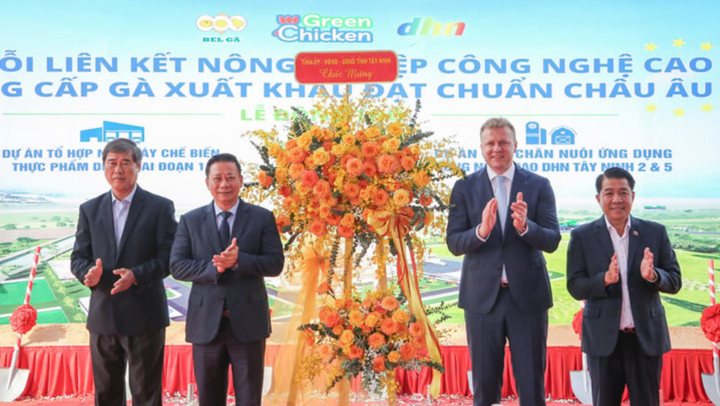 Chủ tịch UBND tỉnh Tây Ninh tặng hoa chúc mừng chủ đầu tư.