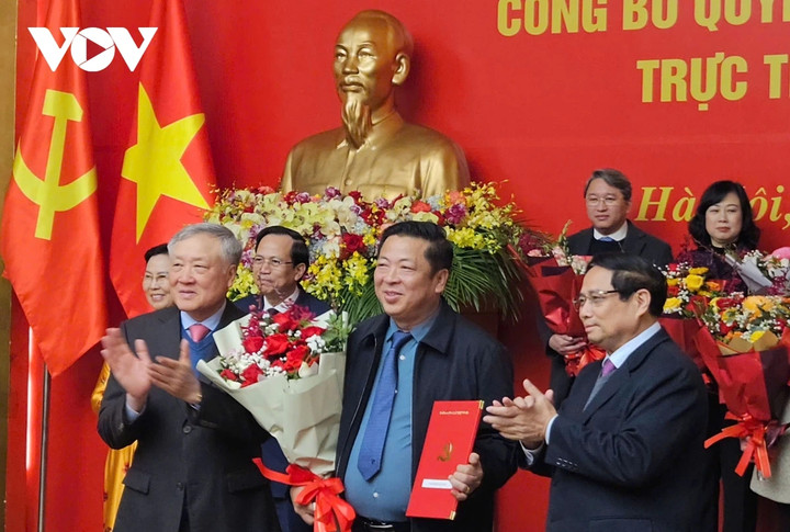 Thủ tướng Phạm Minh Chính trao quyết định thành lập cho Đảng bộ Xây dựng.