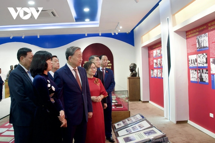 Tổng Bí thư Tô Lâm và các đại biểu thăm phòng truyền thống của Bộ Y tế.