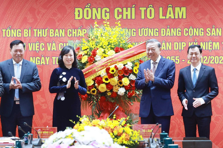 Tổng Bí thư Tô Lâm chúc mừng ngành Y tế nhân dịp kỷ niệm 70 năm Ngày Thầy thuốc Việt Nam. (Ảnh: TTXVN)