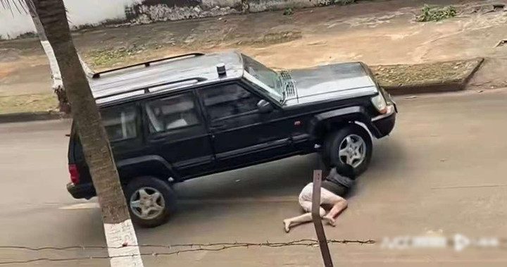 Hình ảnh diễn viên đóng thế cho Triệu Kim Mạch suýt bị ô tô cán qua đầu.