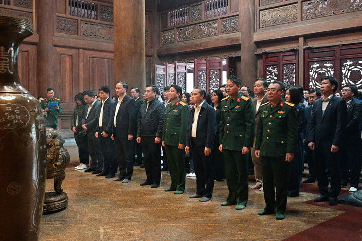 Các đại biểu dâng hương tưởng niệm Chủ tịch Hồ Chí Minh.