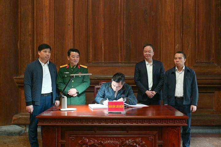 Ông Nguyễn Thanh Tùng – UV BCH Đảng bộ Chính phủ, Bí thư Đảng ủy, Chủ tịch Hội đồng Quản trị Vietcombank - ghi sổ lưu niệm tại Nhà tưởng niệm Chủ tịch Hồ Chí Minh.