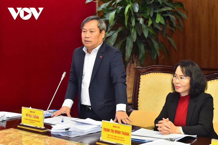 Bí thư Tỉnh ủy Quảng Ninh Vũ Đại Thắng báo cáo đoàn công tác.