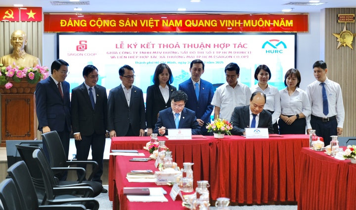 Đại diện lãnh đạo Saigon Co.op và HURC1 ký kết bản ghi nhớ hợp tác giữa hai bên.