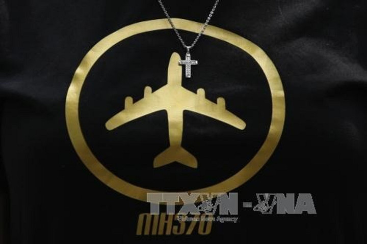 Biểu tượng máy bay MH370 trên áo phông của người dân Malaysia tại lễ tưởng niệm ở Kuala Lumpur, Malaysia ngày 7/3/2017. (Ảnh: EPA/TTXVN)