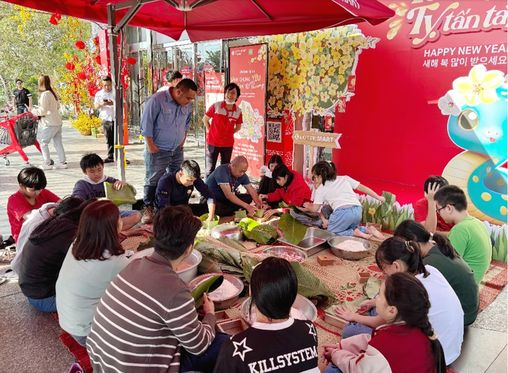 Các khách hàng tại LOTTE Mart Đà Nẵng cùng tham gia gói bánh chưng để trao tặng đến các hoàn cảnh khó khăn tại địa phương.