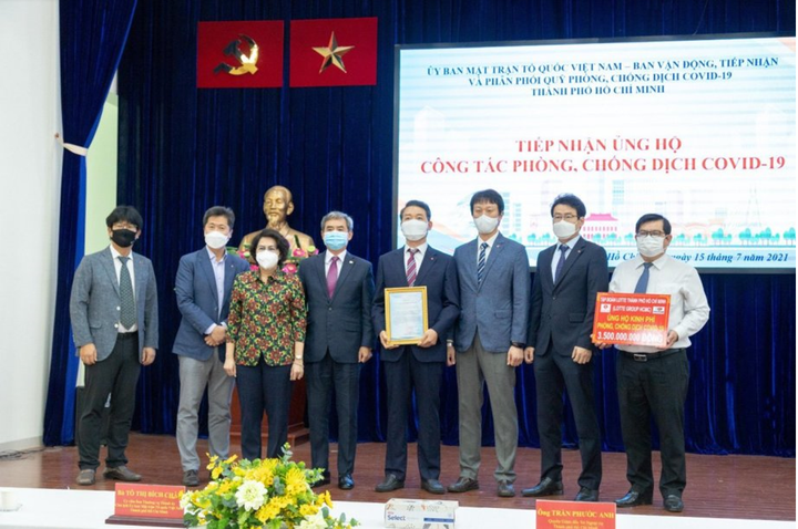 LOTTE Mart cùng tập đoàn LOTTE ủng hộ hơn 7 tỷ đồng cho MTTQVN trong giai đoạn phòng chống và khắc phục hậu quả của dịch COVID-19.