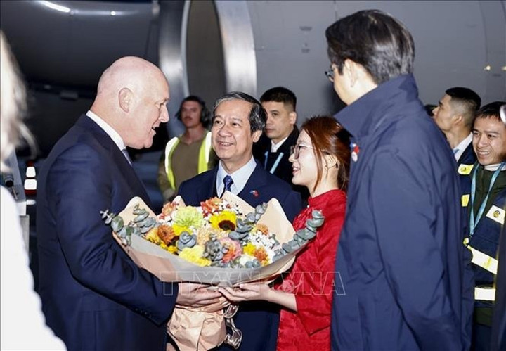 Bộ trưởng Bộ Giáo dục và Đào tạo Nguyễn Kim Sơn, Thứ trưởng Bộ Ngoại giao Đỗ Hùng Việt đón Thủ tướng New Zealand Christopher Luxon tại sân bay quốc tế Nội Bài. (Ảnh: Doãn Tấn/TTXVN)