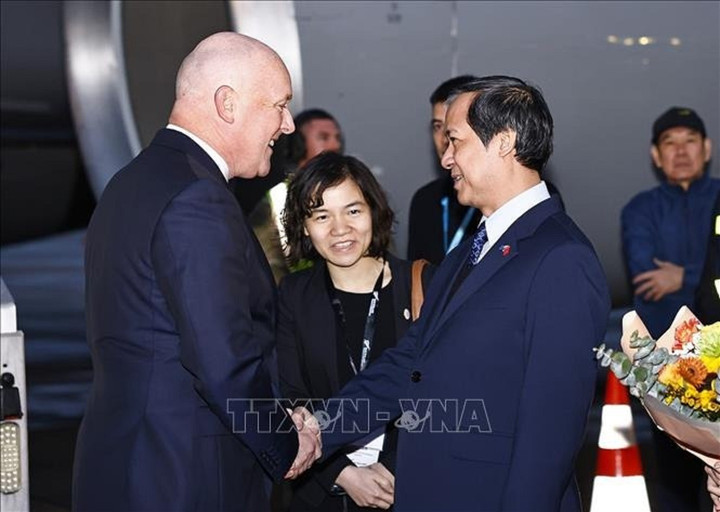 Bộ trưởng Bộ Giáo dục và Đào tạo Nguyễn Kim Sơn đón Thủ tướng New Zealand Christopher Luxon tại sân bay quốc tế Nội Bài. (Ảnh: Doãn Tấn/TTXVN)