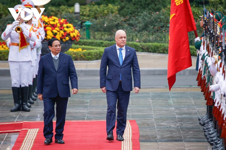 Thủ tướng Phạm Minh Chính và Thủ tướng New Zealand Christopher Luxon duyệt đội Danh dự Quân đội Nhân dân Việt Nam.