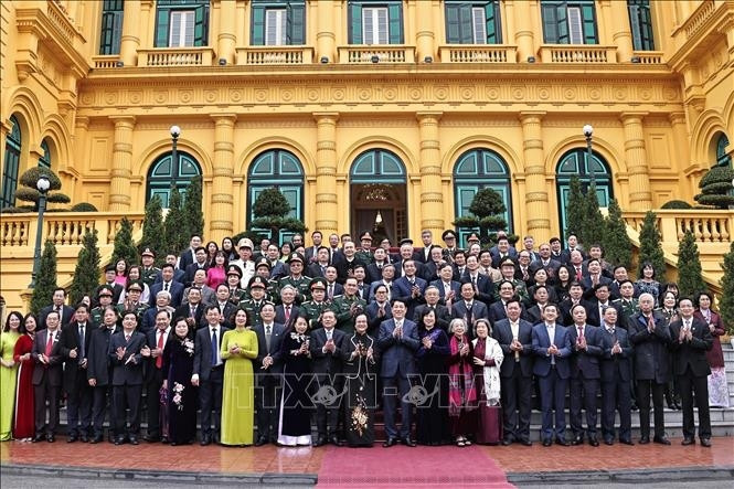 Chủ tịch nước Lương Cường với các đại biểu tiêu biểu ngành Y tế. (Ảnh: Lâm Khánh/TTXVN)