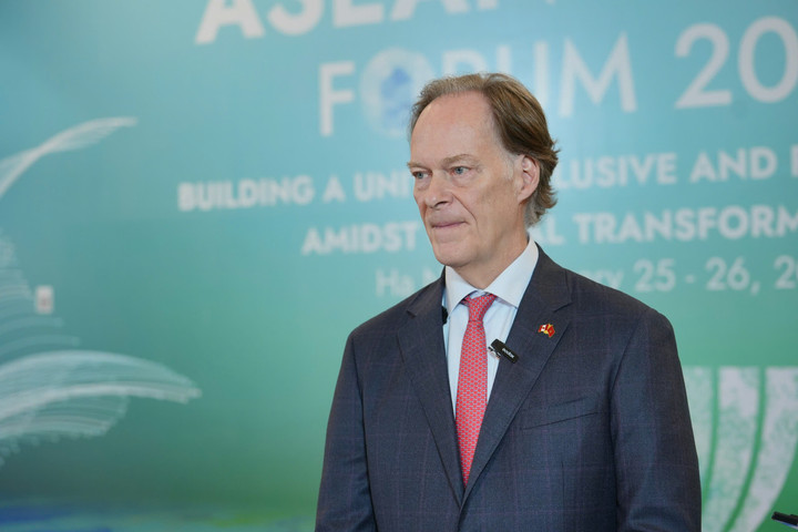 Đặc phái viên Canada về Ấn Độ Dương-Thái Bình Dương Ian McKaytaii trả lời phỏng vấn VTC News bên lề Diễn đàn Tương lai ASEAN 2025, tại Hà Nội (Ảnh: Thanh Luân)