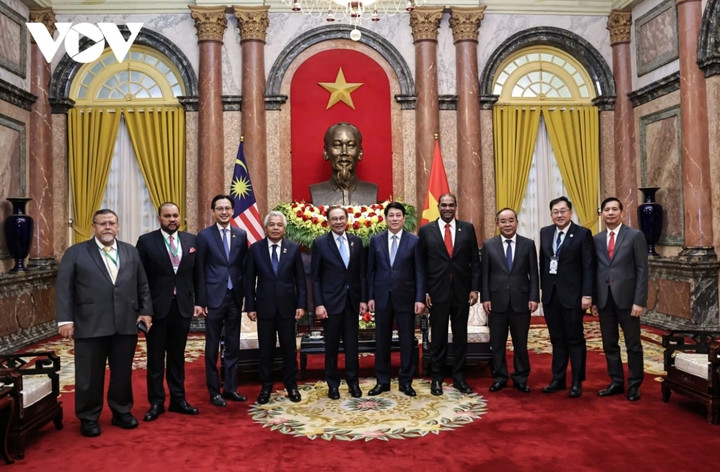 Chủ tịch nước Lương Cường và Thủ tướng Malaysia Anwar Ibrahim cùng các đại biểu tại buổi tiếp.