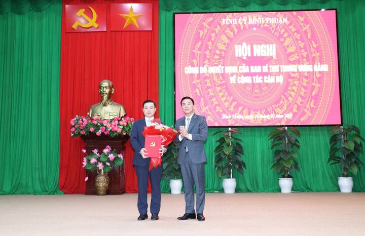 Ông Đỗ Trọng Hưng, Phó Trưởng Ban Tổ chức Trung ương, trao quyết định của Ban Bí thư cho ông Đỗ Hữu Huy.