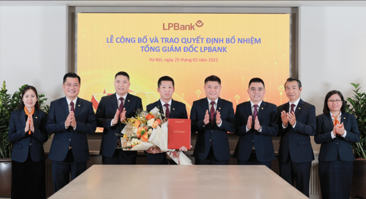 Hội đồng quản trị LPBank và Ban kiểm soát chúc mừng ông Vũ Quốc Khánh - tân Tổng Giám đốc.