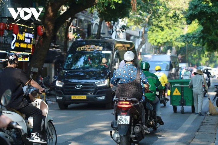 Xe ô tô dừng đón khách chiếm một nửa phần đường giao thông.