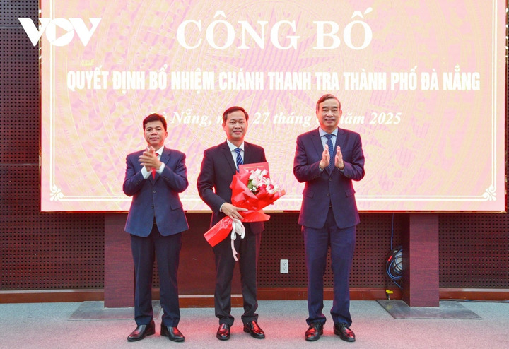 Ông Lê Trung Chinh, Chủ tịch UBND TP Đà Nẵng (phải) trao Quyết định và tặng hoa chúc mừng ông Huỳnh Duy Phúc (giữa).