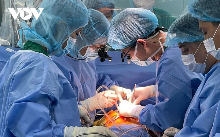 Với PGS.TS Nguyễn Sinh Hiền "sau ca mổ, bệnh nhân sẽ tỉnh dậy, sẽ khỏe mạnh, sẽ có cuộc đời mới là tôi cảm thấy hạnh phúc".