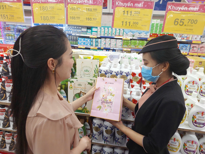 Các mặt hàng dành cho phái đẹp bắt đầu được Co.opmart đưa lên kệ kinh doanh.