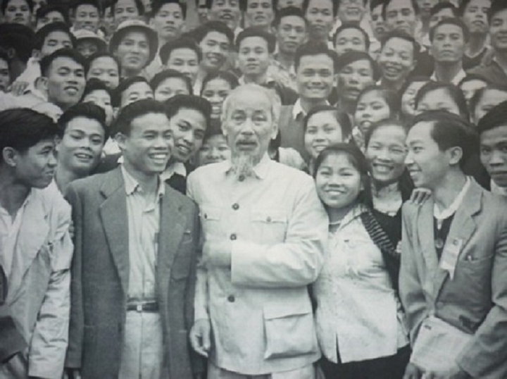 Bác Hồ với thanh niên Việt Nam. (Ảnh tư liệu)