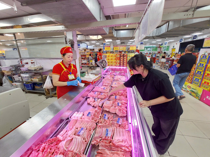 Khách hàng mua sắm tại Co.opmart.