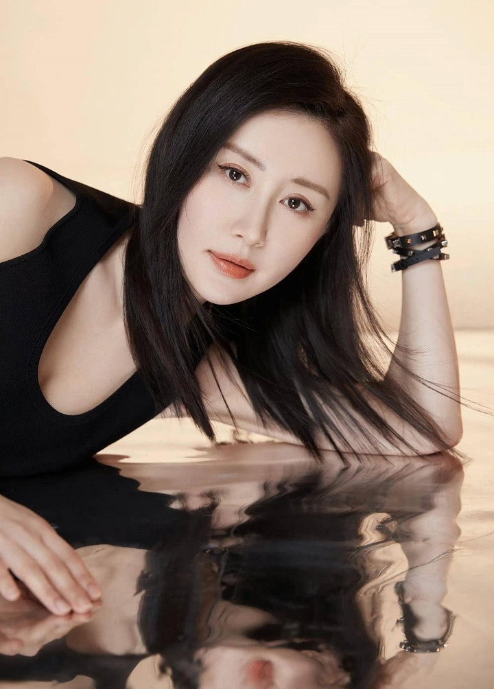 Nữ diễn viên từng phải đi livestream bán hàng.