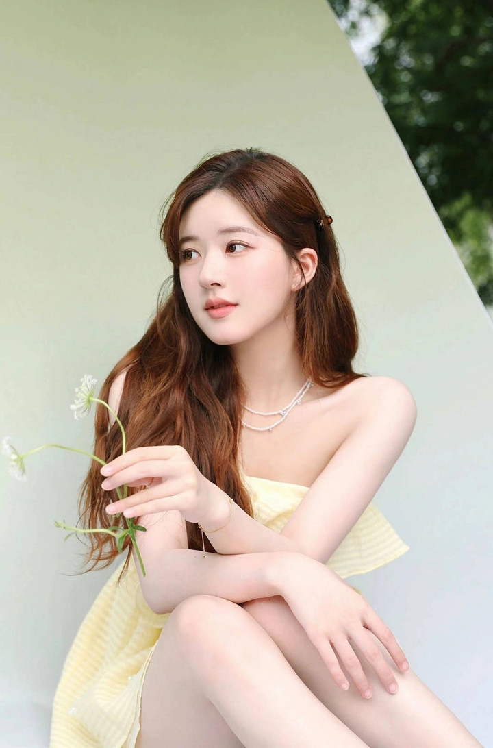 Hiện tại, Triệu Lộ Tư vẫn chưa lên tiếng về tin đồn rời công ty quản lý.