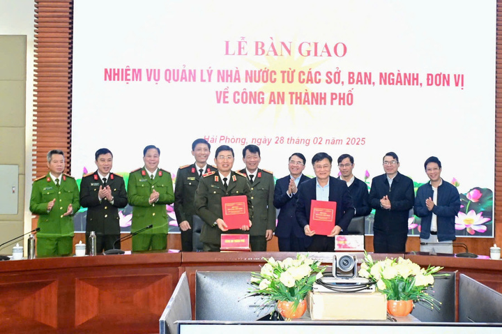 Sở Thông tin và Truyền thông bàn giao nhiệm vụ quản lý nhà nước về an toàn, an ninh thông tin mạng về Công an TP Hải Phòng.