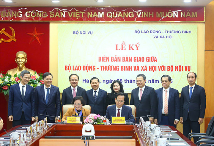 Ký kết biên bản bàn giao hồ sơ tài liệu, tổ chức, nhân sự, tài chính… của 29 đơn vị thuộc Bộ Lao động-Thương binh và Xã hội sang Bộ Nội vụ. (Ảnh: Bộ Lao động-Thương binh và Xã hội)