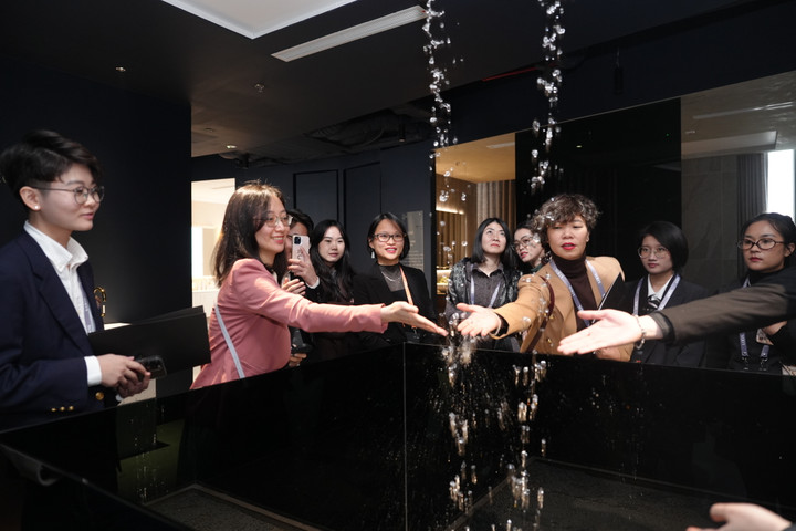 Khách hàng thích thú trong không gian trải nghiệm GROHE.