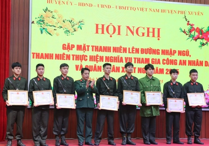 Lãnh đạo huyện Phú Xuyên tặng Bằng khen cho các thanh niên viết đơn tình nguyện lên đường bảo vệ Tổ quốc.