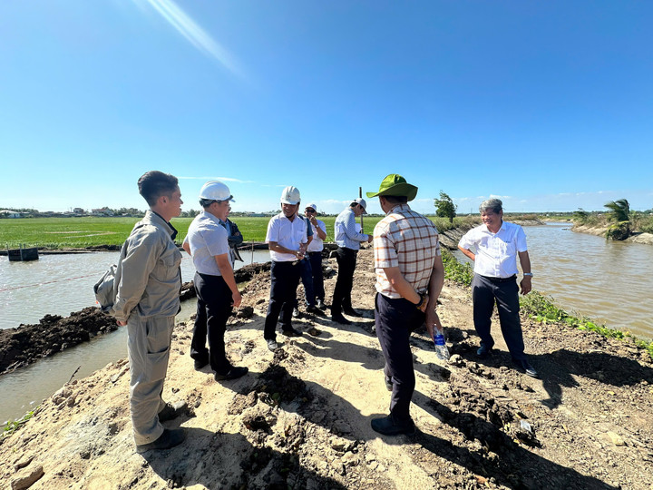 Tổng Giám đốc EVNSPC Nguyễn Phước Đức (thứ 3 từ trái sang) kiểm tra vị trí thi công VT4 thuộc công trình TBA 110/22kV Hồ Tràm và đường dây đấu nối.