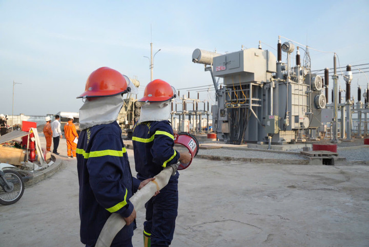Lực lượng phòng cháy chữa cháy phối hợp chuẩn bị đóng điện máy biến áp T2 Trạm 110kV Tam Nông (tỉnh Đồng Tháp).