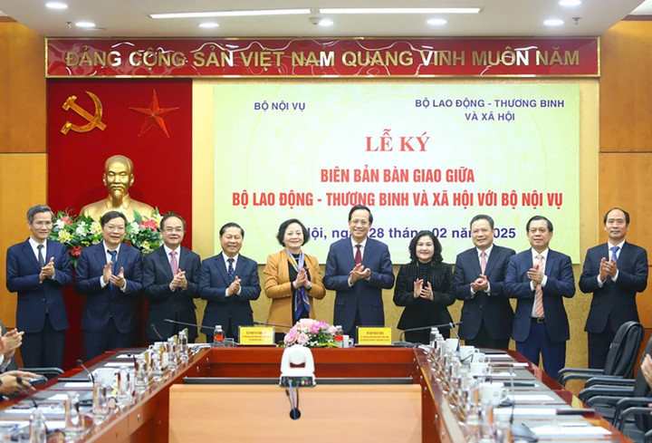 Lễ bàn giao giữa Bộ Lao động-Thương binh và Xã hội và Bộ Nội vụ. (Ảnh: Bộ Lao động-Thương binh và Xã hội)