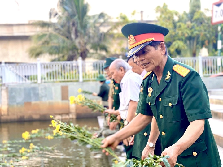 Cựu binh Nguyễn Đức Thọ rải hoa, tưởng nhớ đồng đội hy sinh tại cầu Rạch Chiếc.